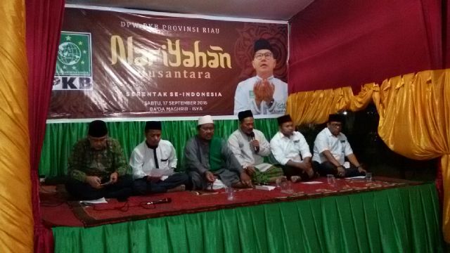 Ramli Walid Larut Dalam Alunan Sholawat Nariyahan PKB