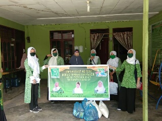 Fatayat NU Riau Sumbangkan Sembako dan APD Kepada Masyarakat Terdampak Covid-19 