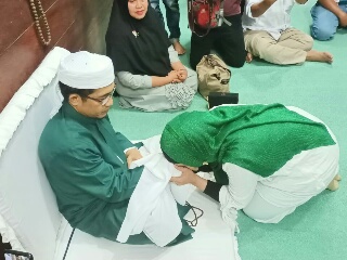 Sungkem dengan Tuan Guru Babussalam, Iyeth Bustami Mohon Doa Restu