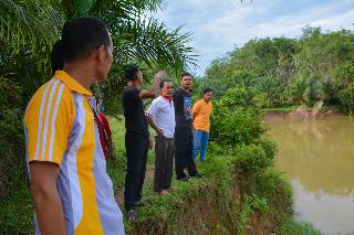 Abrasi Mengancam, Ketua DPRD Kuansing Tinjau Sungai Batang Pangean